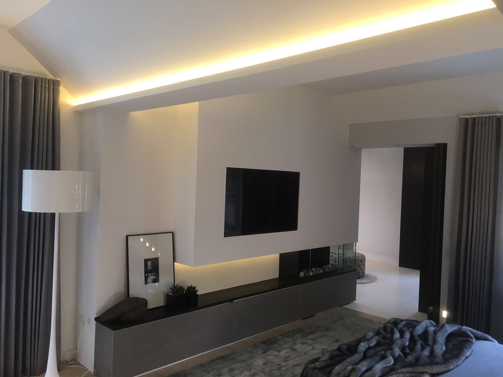 Pomieszczenie z systemem Smart Home poprawiającym komfort użytkowania